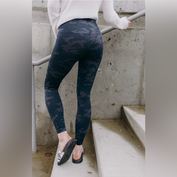 SPANX Look At Me Now Black Camo Legging - Picture 5 of 15